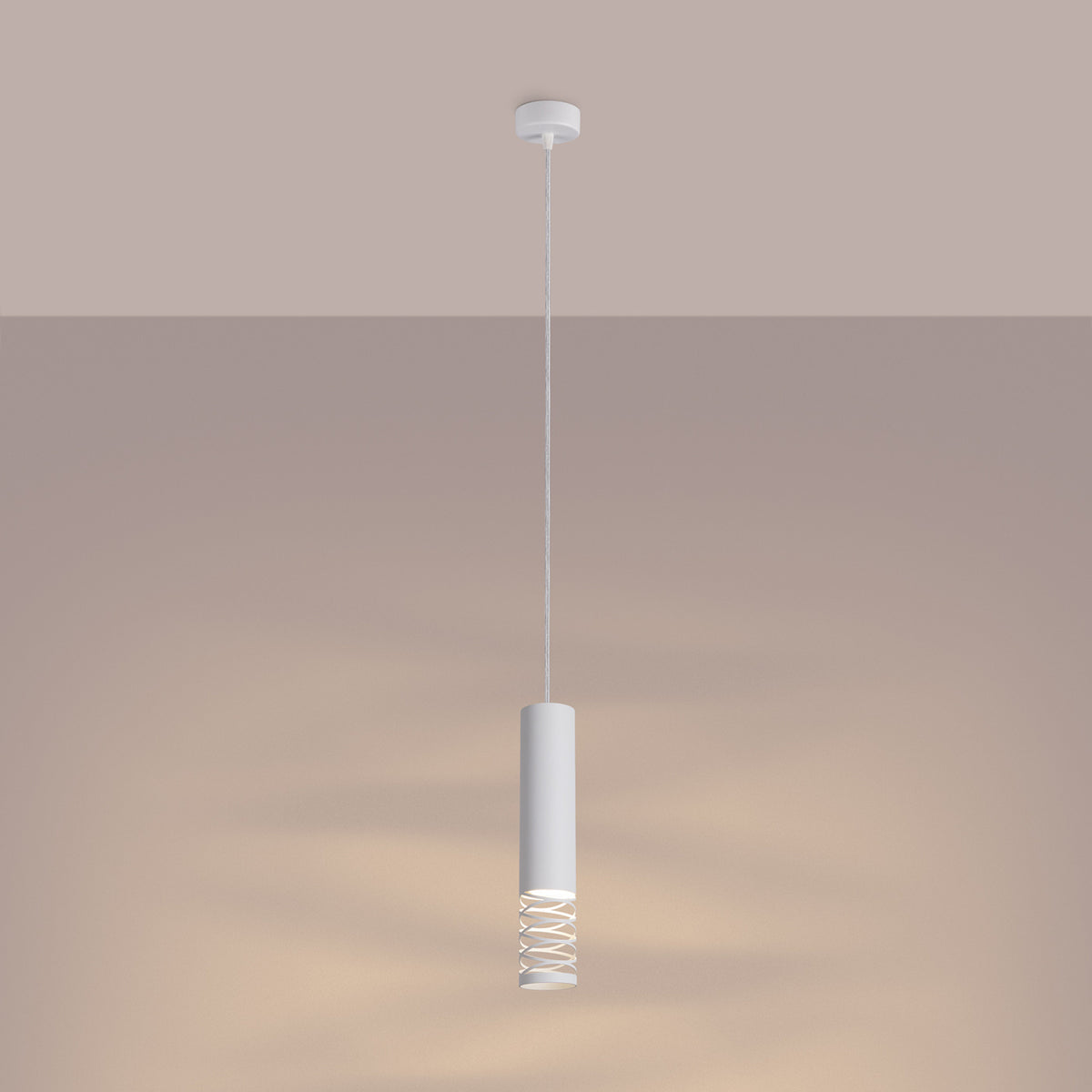 Mise en ambiance beige : la suspension allumée projette une lumière chaude