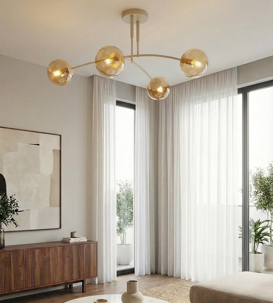 Mise en ambiance dans un salon moderne, le plafonnier allumé au-dessus d'un meuble en bois.