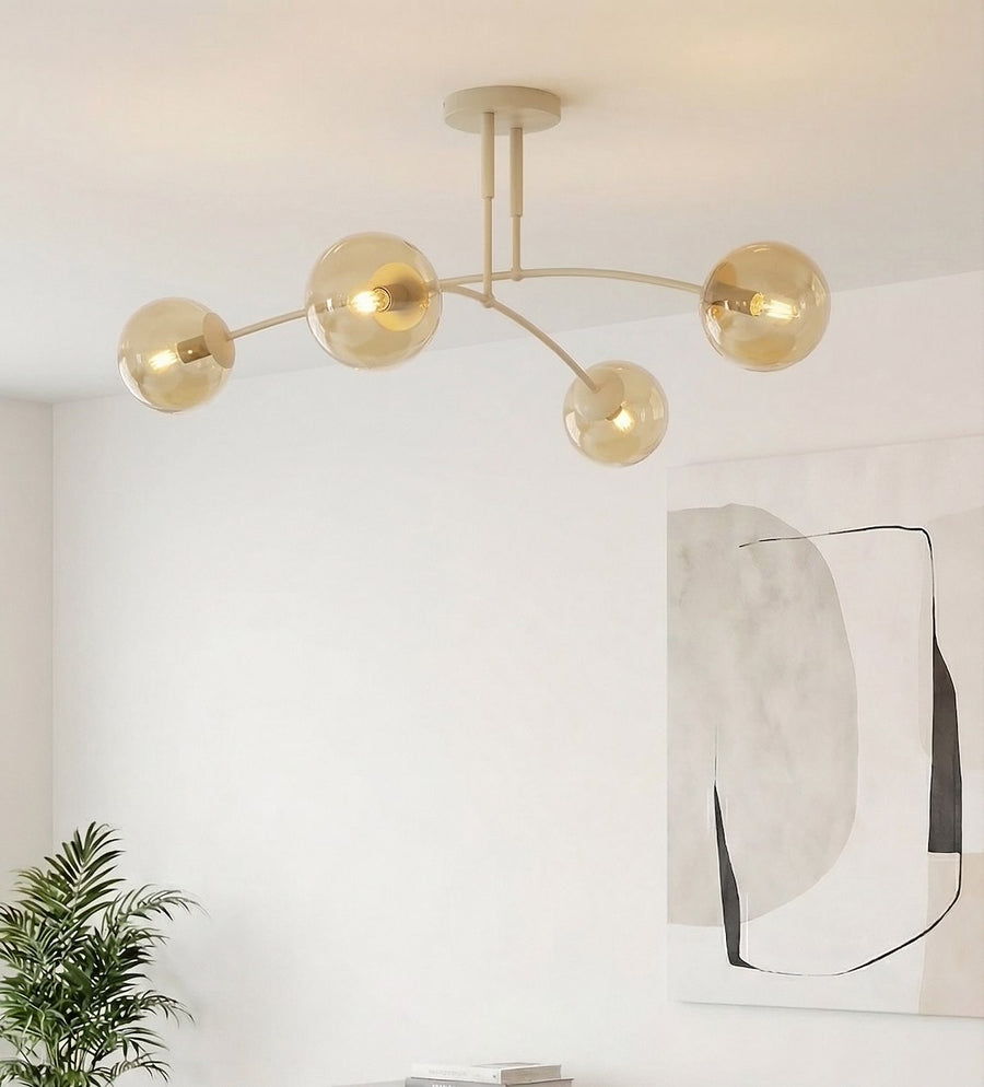 Gros plan du plafonnier dans un intérieur épuré, près d'une plante et d'un tableau.