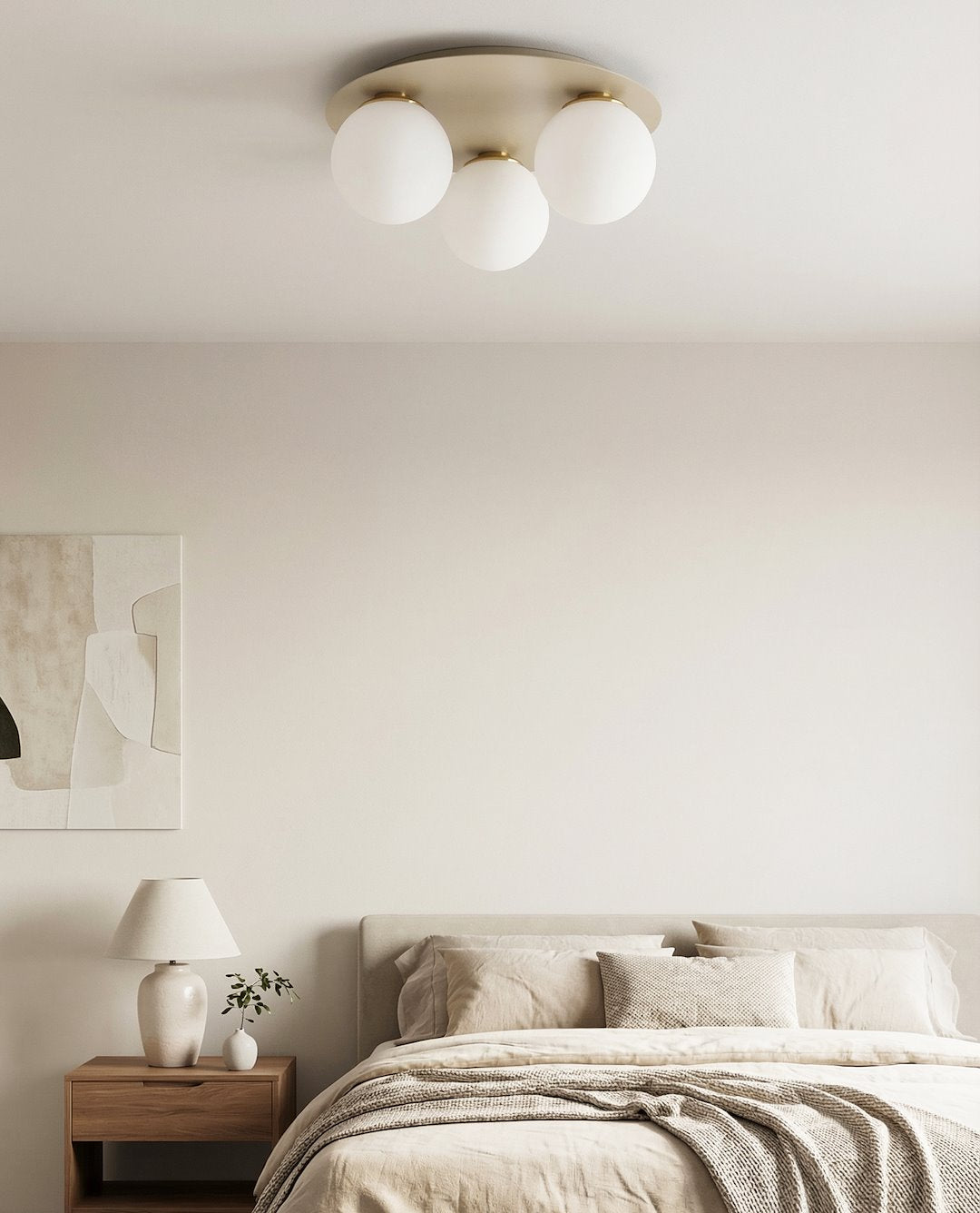 Mise en ambiance dans une chambre beige, luminaire allumé au plafond
