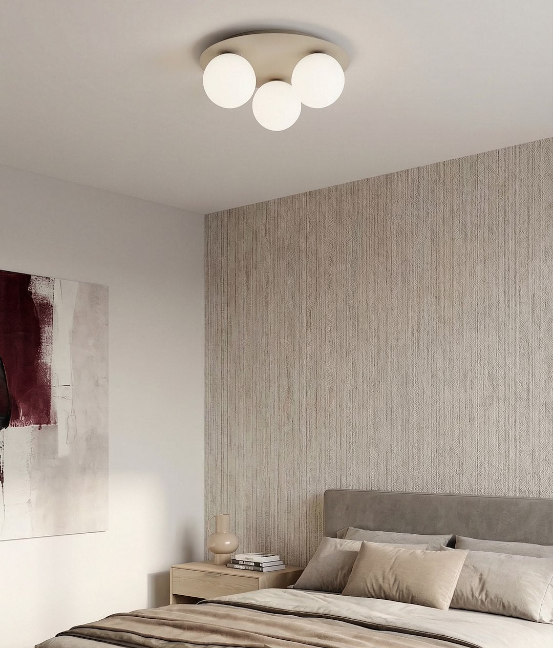Ambiance chambre avec papier peint texturé, plafonnier allumé vu de biais