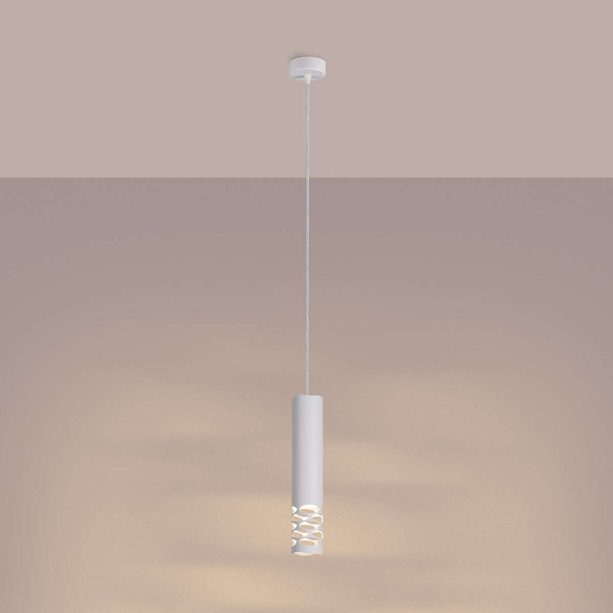 Mise en ambiance chaleureuse de la suspension blanche allumée sur fond beige
