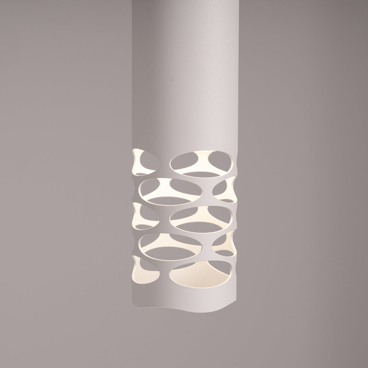 Détail du bas ajouré et éclairé de l'abat-jour cylindrique blanc