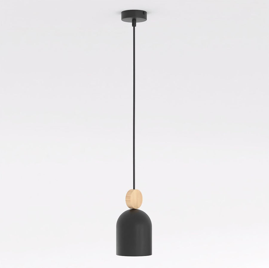Vue de face du même luminaire, abat-jour noir et pastille en bois.