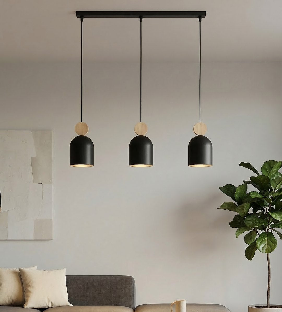 Mise en ambiance salon, suspensions au-dessus d'un canapé gris et plante verte