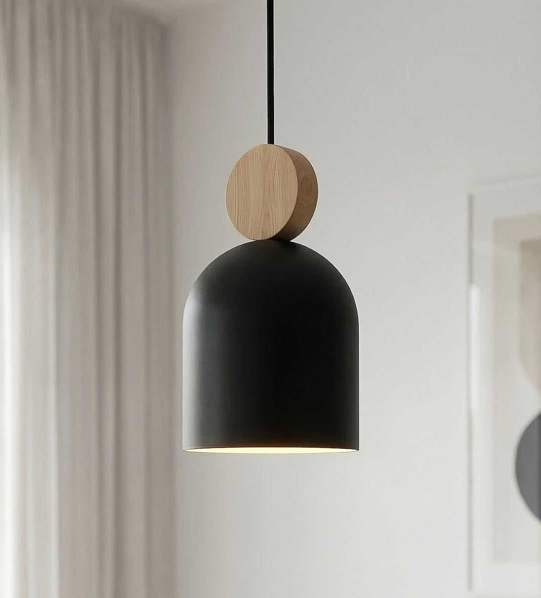 Gros plan d'une suspension, détail de la pastille en bois et intérieur doré