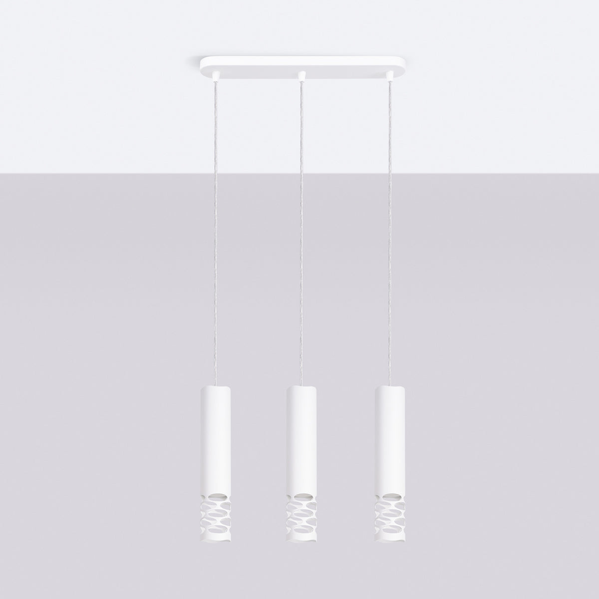 Luminaire suspendu blanc présenté sur fond gris clair, trois suspensions alignées