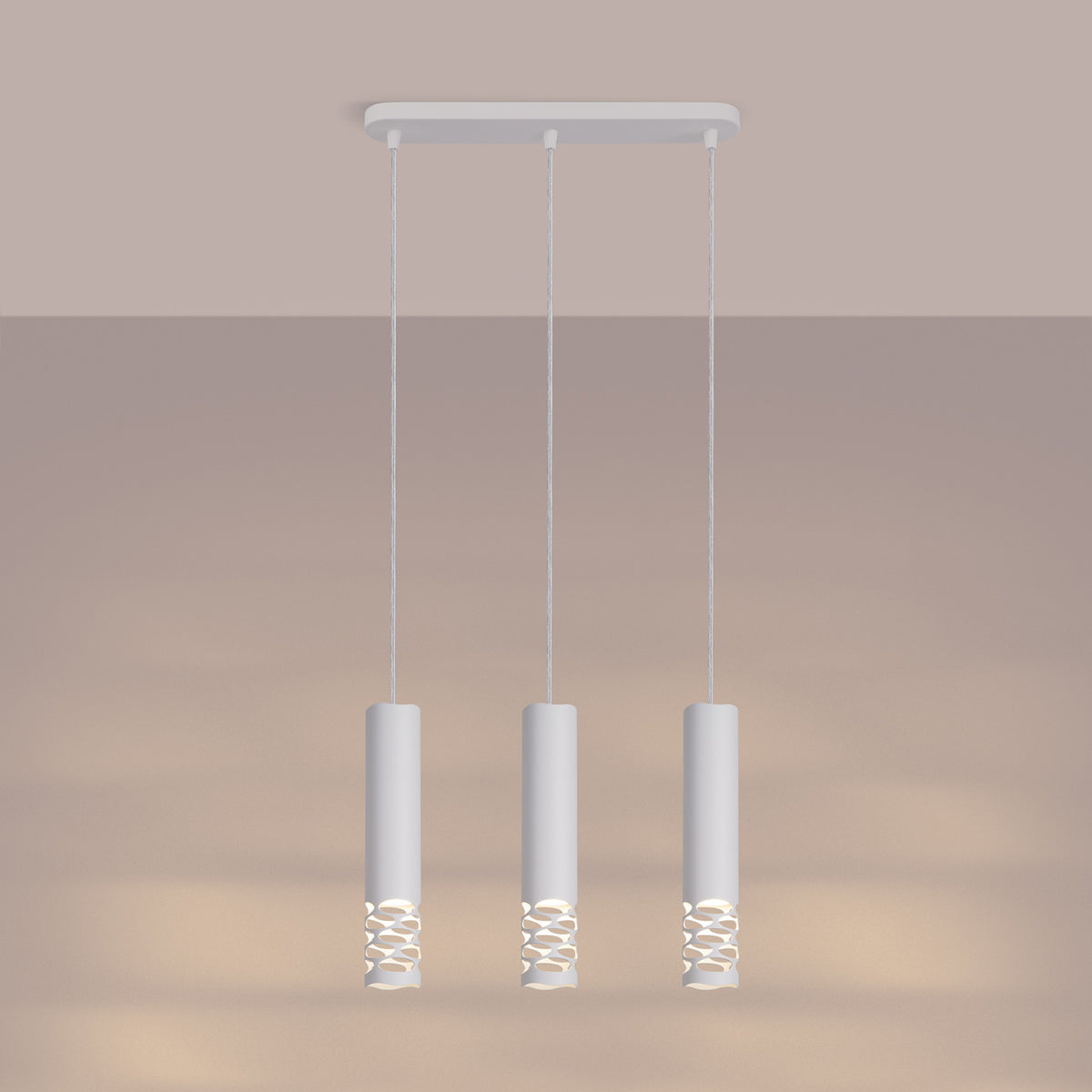 Mise en ambiance chaleureuse du luminaire suspendu blanc éclairant un mur beige