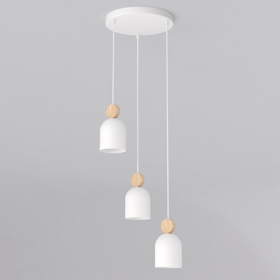 Vue de face du luminaire trois suspensions blanches à palet en bois clair