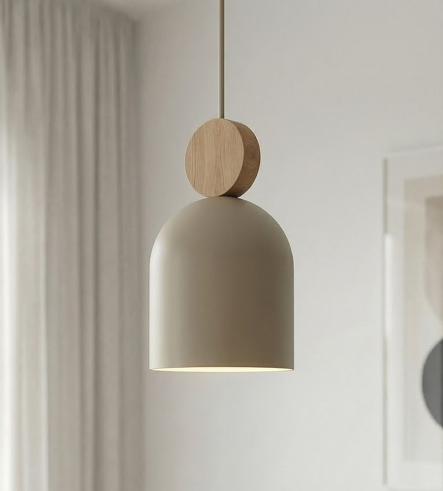 Détail rapproché d'un abat-jour beige et sa pastille ronde en bois