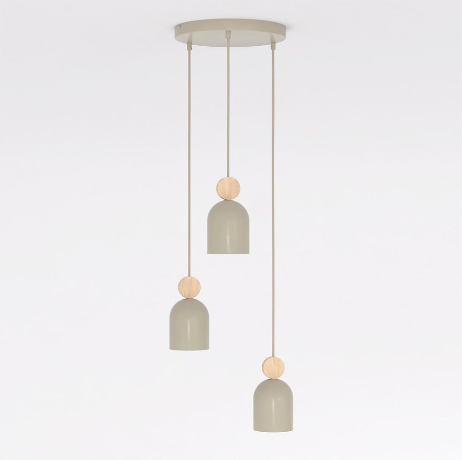 Vue de face du luminaire, trois abat-jours beiges et finitions en bois clair