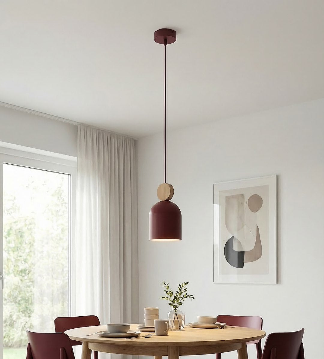 Mise en ambiance au-dessus d'une table ronde en bois dans une salle à manger