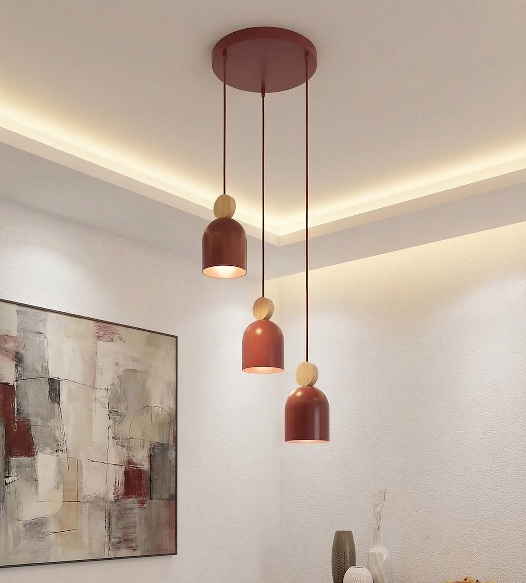Suspension installée dans un intérieur contemporain, plafond avec éclairage indirect et tableau.