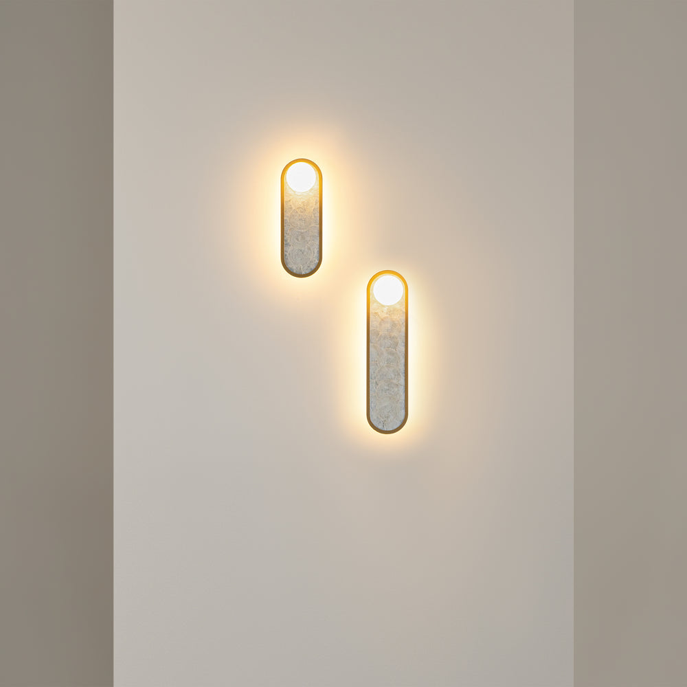 Mise en ambiance dans un intérieur beige avec deux appliques murales allumées