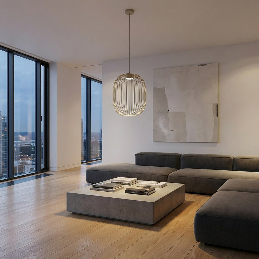 Dans un salon contemporain, devant de grandes baies vitrées et un canapé gris