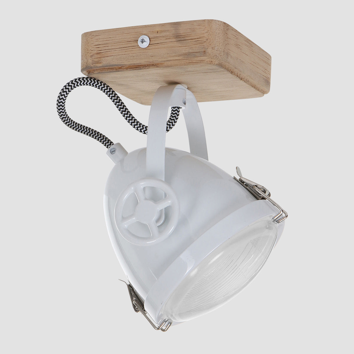 Détail du verre strié et du cerclage métallique maintenant la lentille du luminaire.