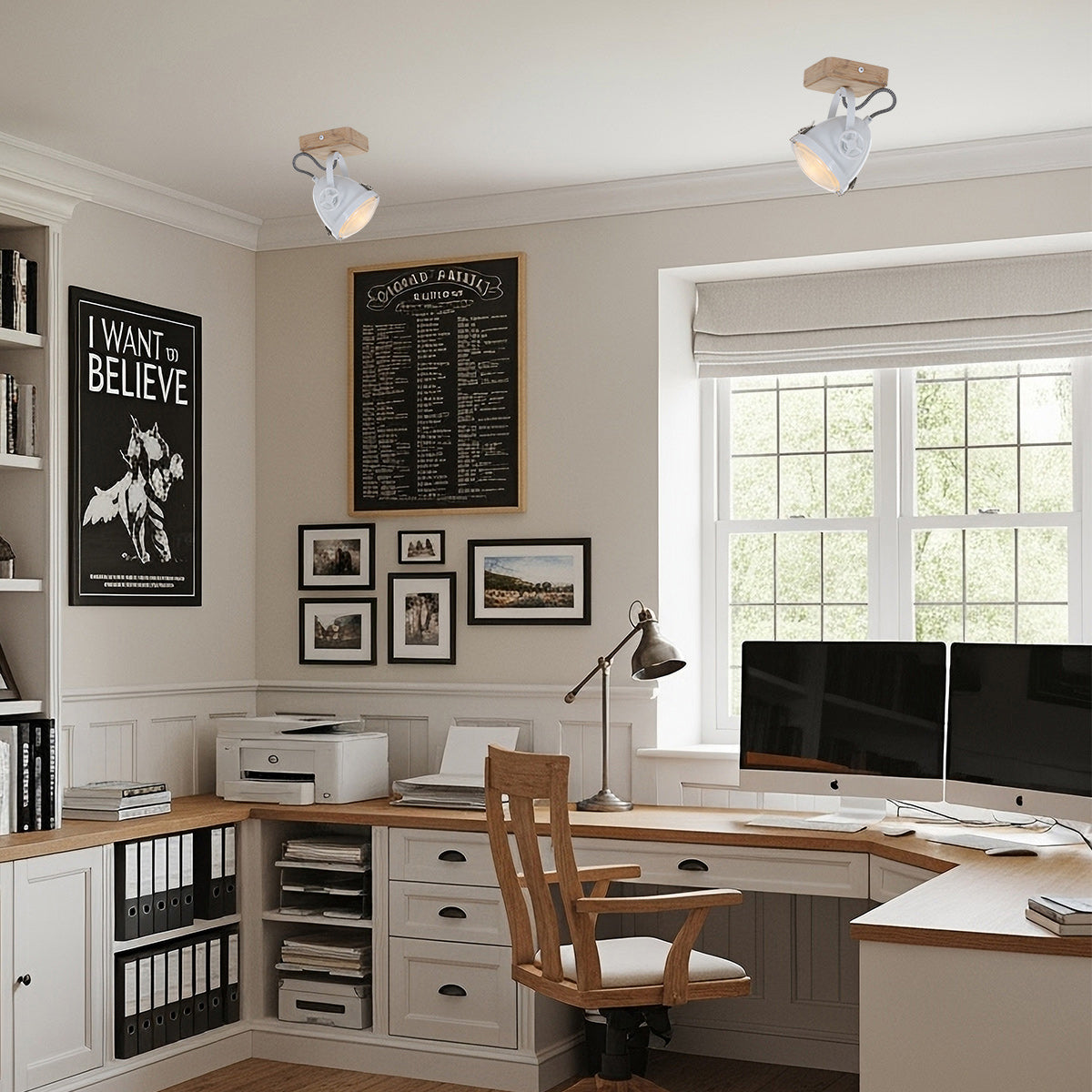 Mise en ambiance dans un bureau avec deux plafonniers allumés au-dessus du plan de travail.
