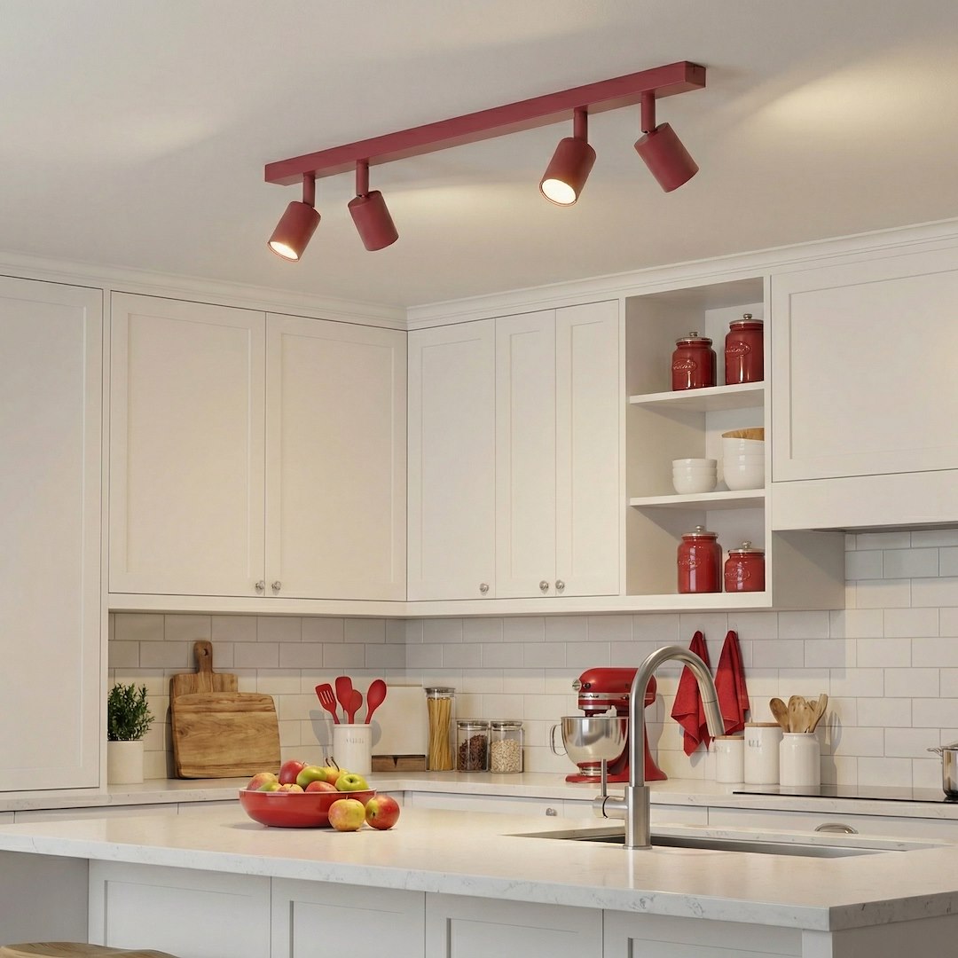 Ambiance de cuisine blanche avec plafonnier bordeaux éclairant le plan de travail et les étagères