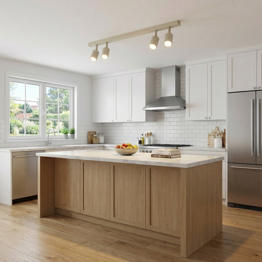 Cuisine moderne avec îlot central, plafonnier beige à quatre spots allumés au-dessus du plan de travail.