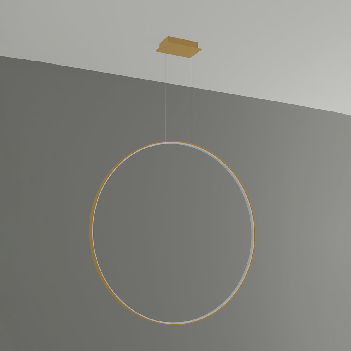 Vue du luminaire installé au plafond devant un mur gris uni