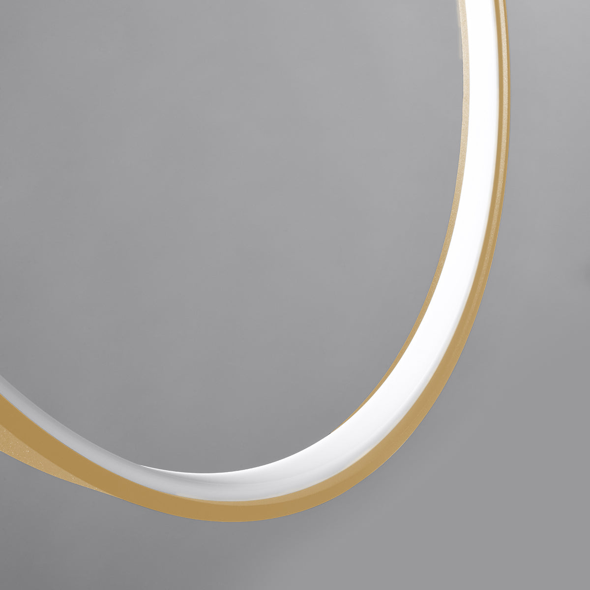 Détail rapproché de la finition dorée et du bandeau LED blanc