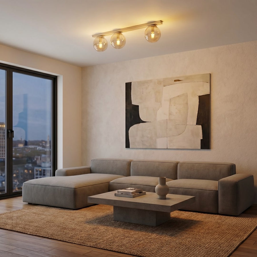 Luminaire fixé au plafond éclairant un salon beige en soirée près d'une baie vitrée