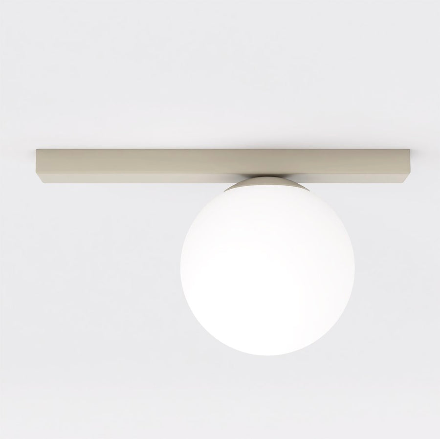 Vue de face du plafonnier avec sa sphère en verre opalin blanc