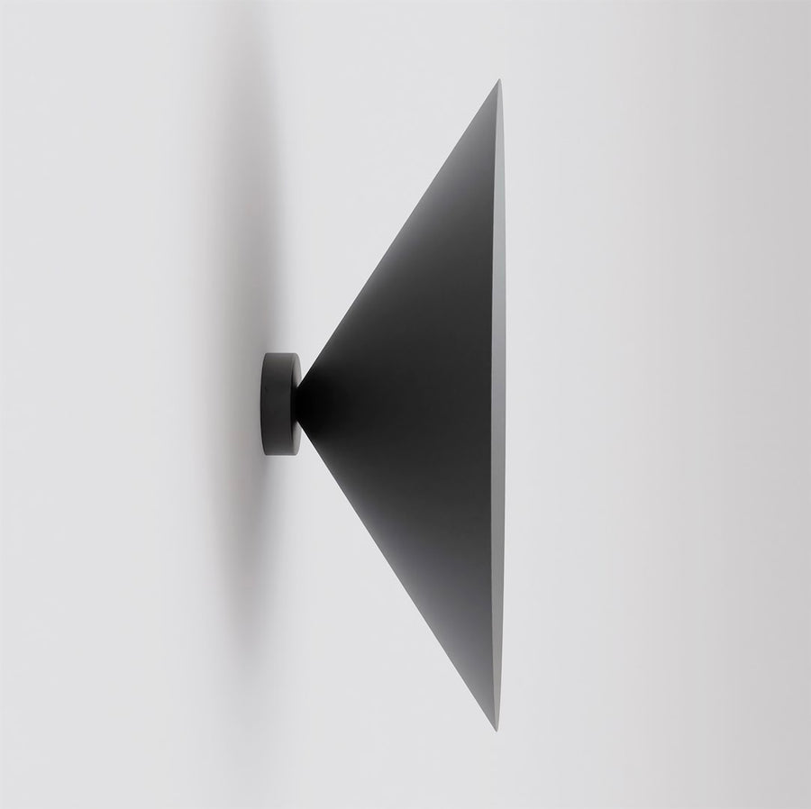 Vue de profil du luminaire mural, cône noir et diffuseur sphérique blanc
