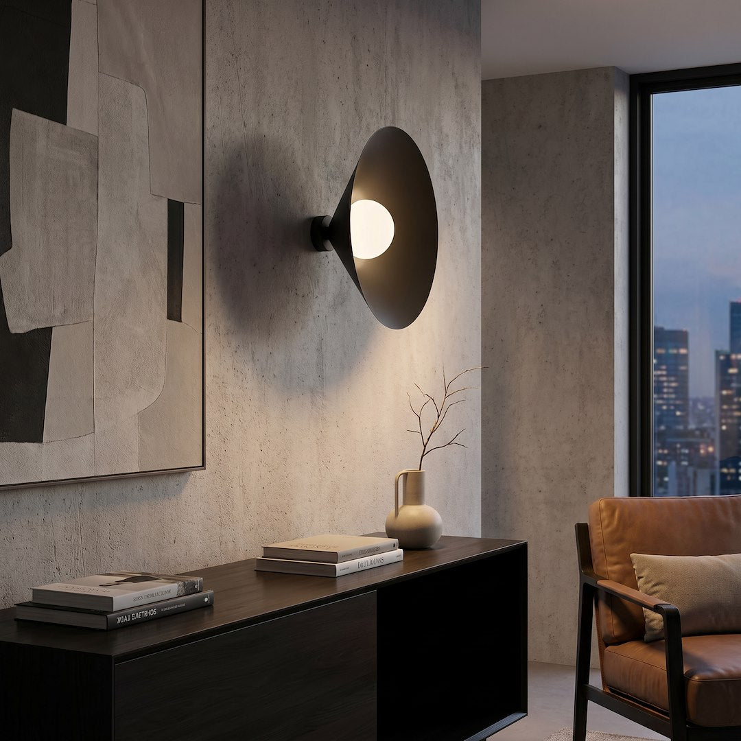 Mise en ambiance salon sombre, applique allumée au-dessus d'une console