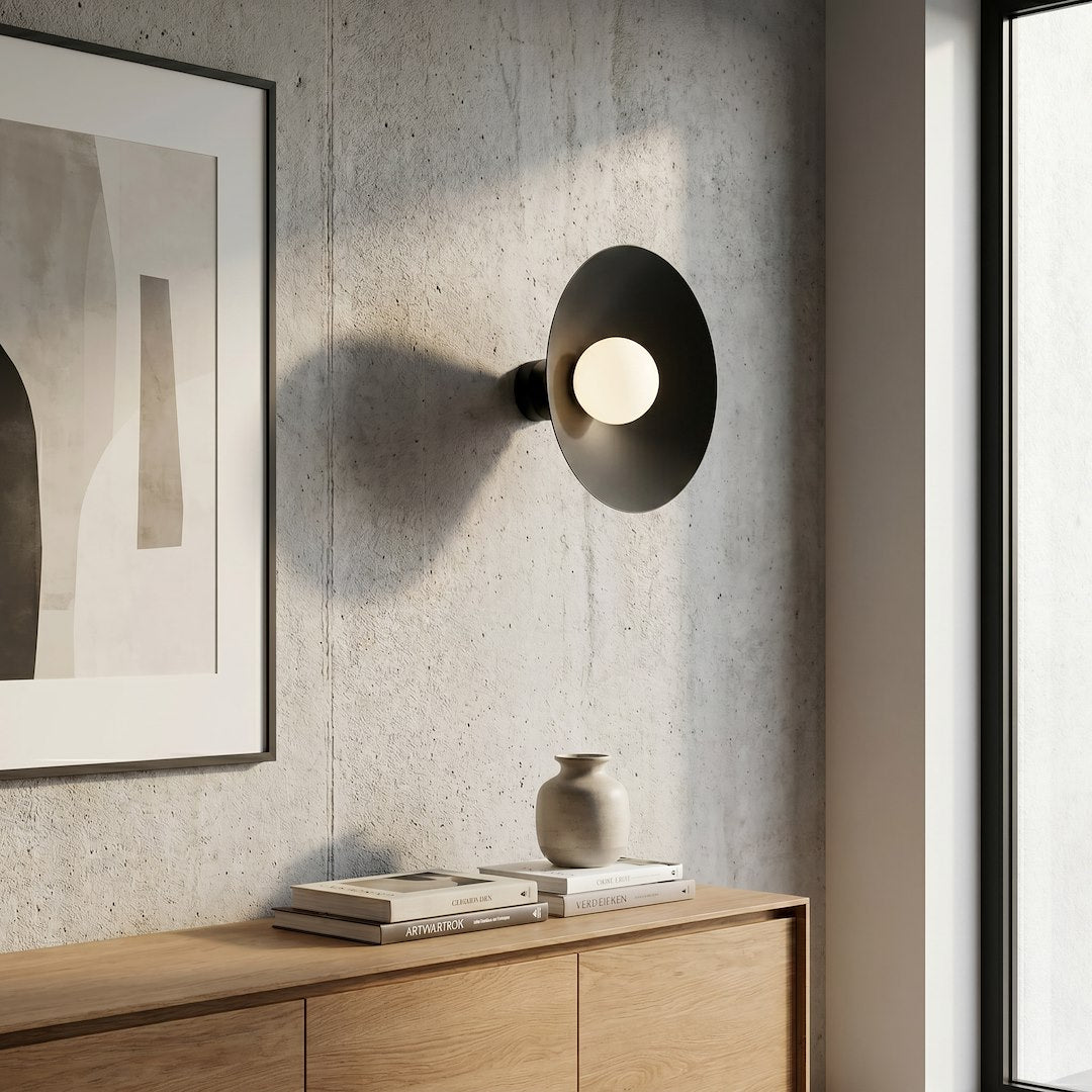 Mise en ambiance sur un mur béton au-dessus d'un meuble en bois clair