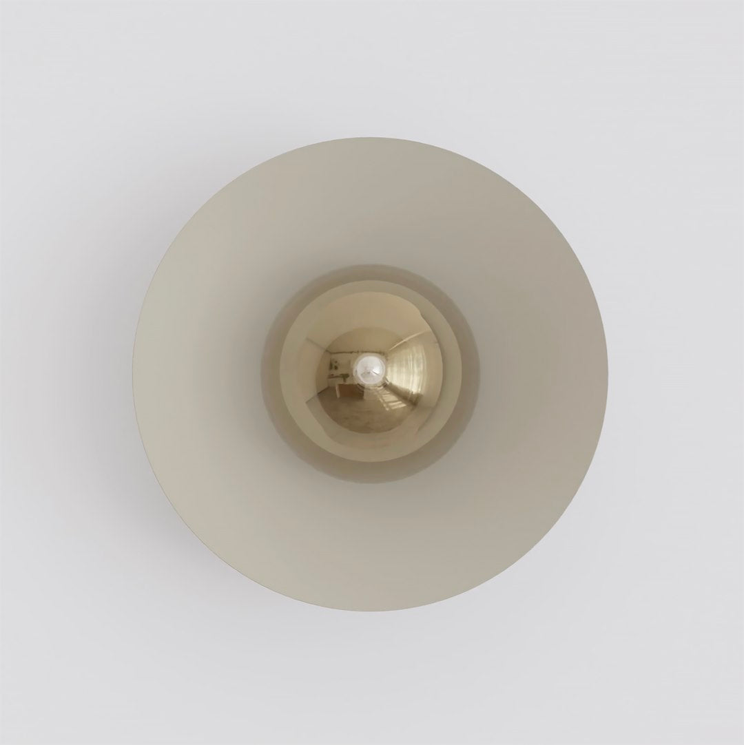 Vue de face montrant le grand disque beige et la sphère centrale