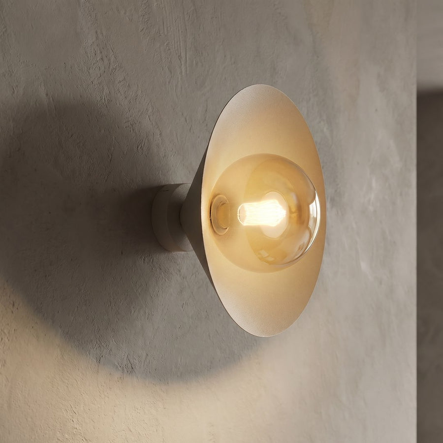 Détail rapproché de la lumière chaude traversant le verre ambré