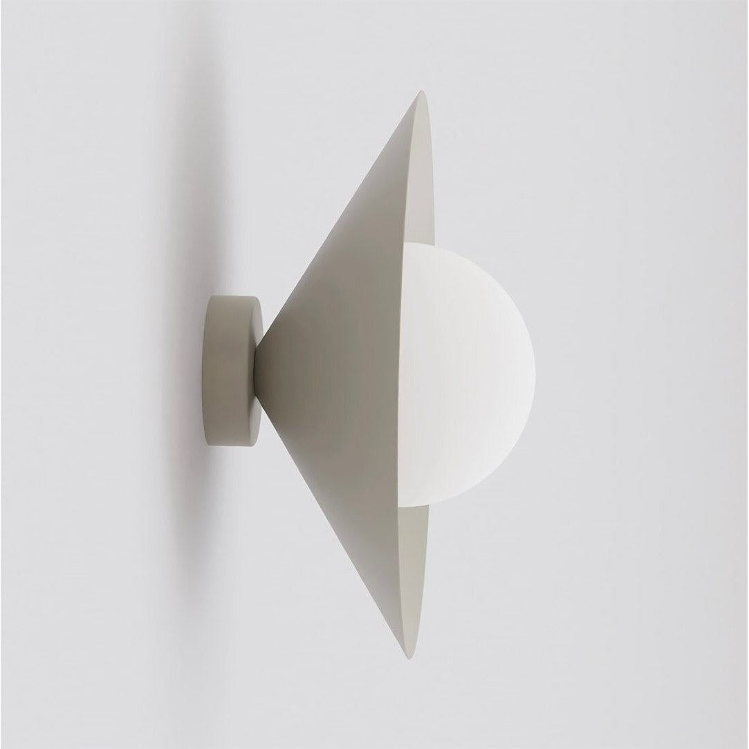 Vue de profil de l'applique murale beige avec cône et sphère en verre blanc.