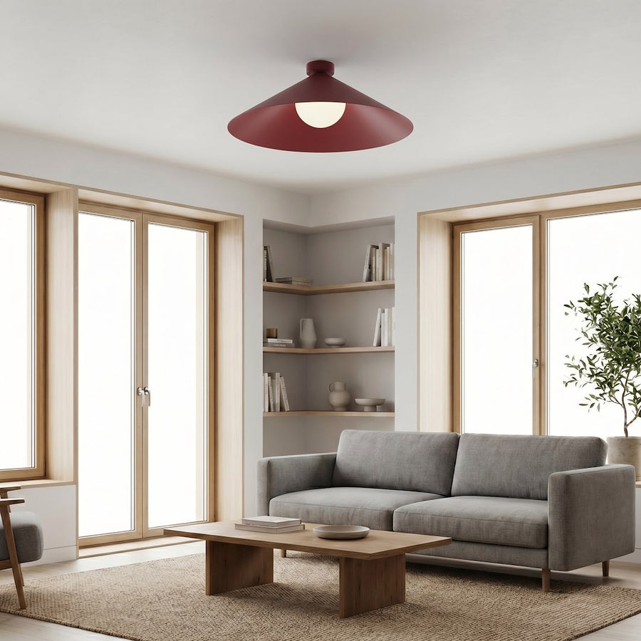 Salon contemporain lumineux avec plafonnier conique bordeaux fixé au plafond blanc