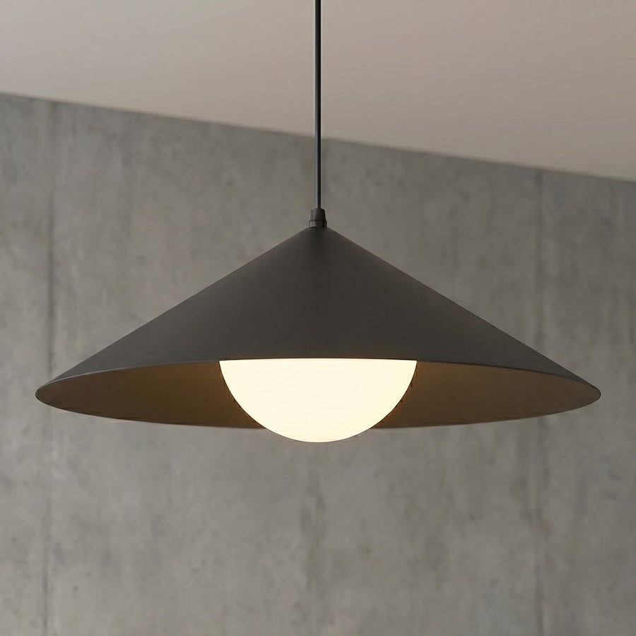 Détail rapproché de l'intérieur de l'abat-jour noir et du verre blanc