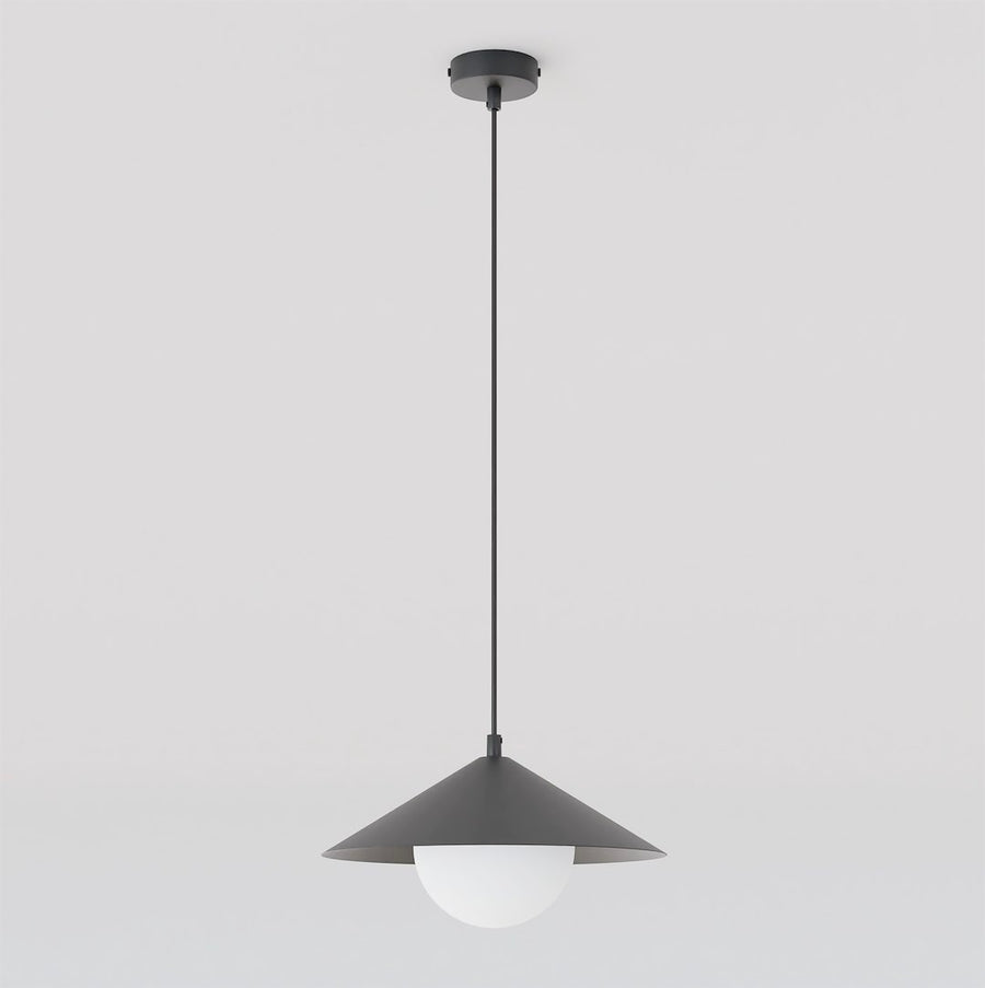 Suspension noire au cône large et diffuseur en verre blanc sur fond neutre