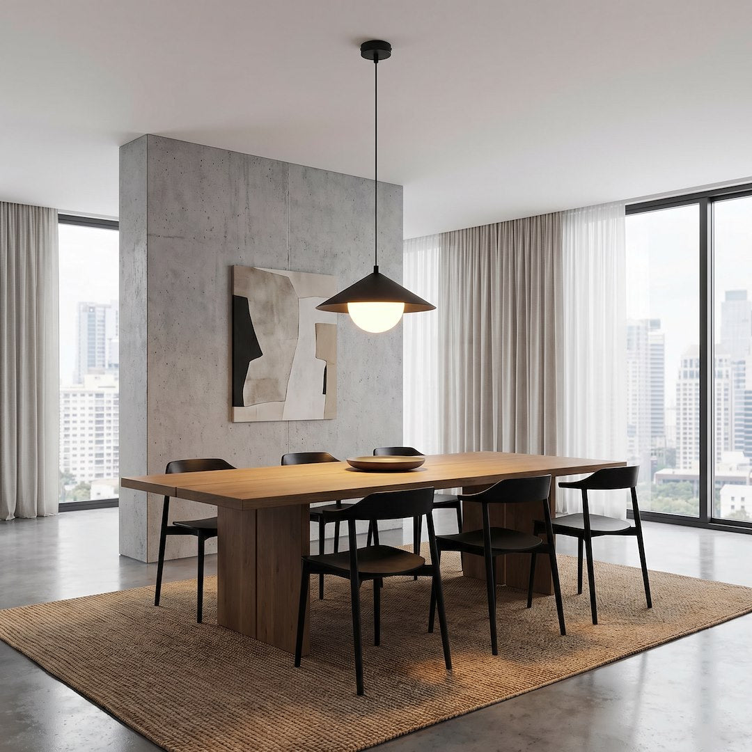 Vue d'ensemble dans une salle à manger moderne avec table en bois et chaises noires