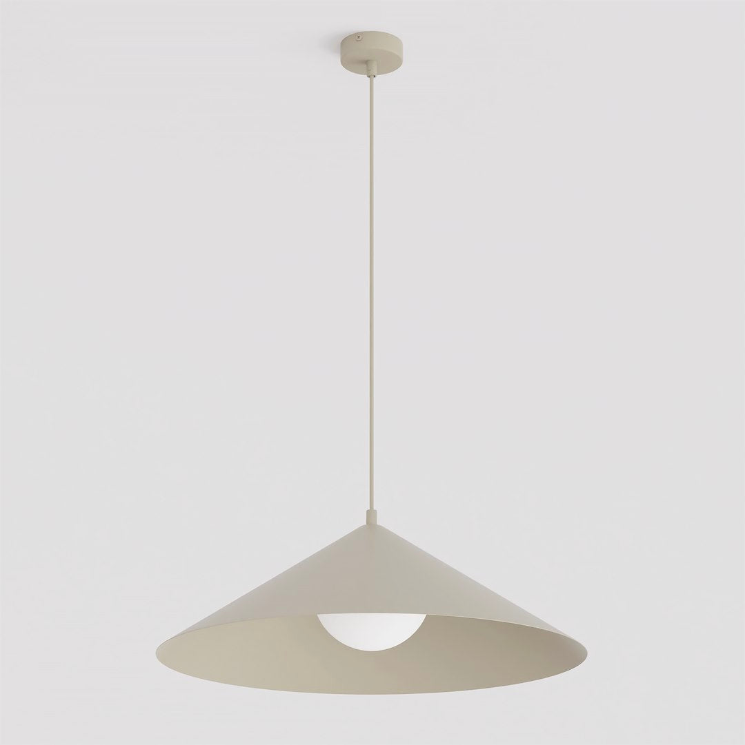 Vue rapprochée du diffuseur en verre blanc placé sous l'abat-jour conique beige