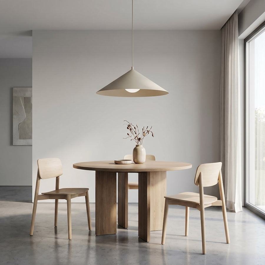 Suspension installée au-dessus d'une table à manger ronde en bois clair