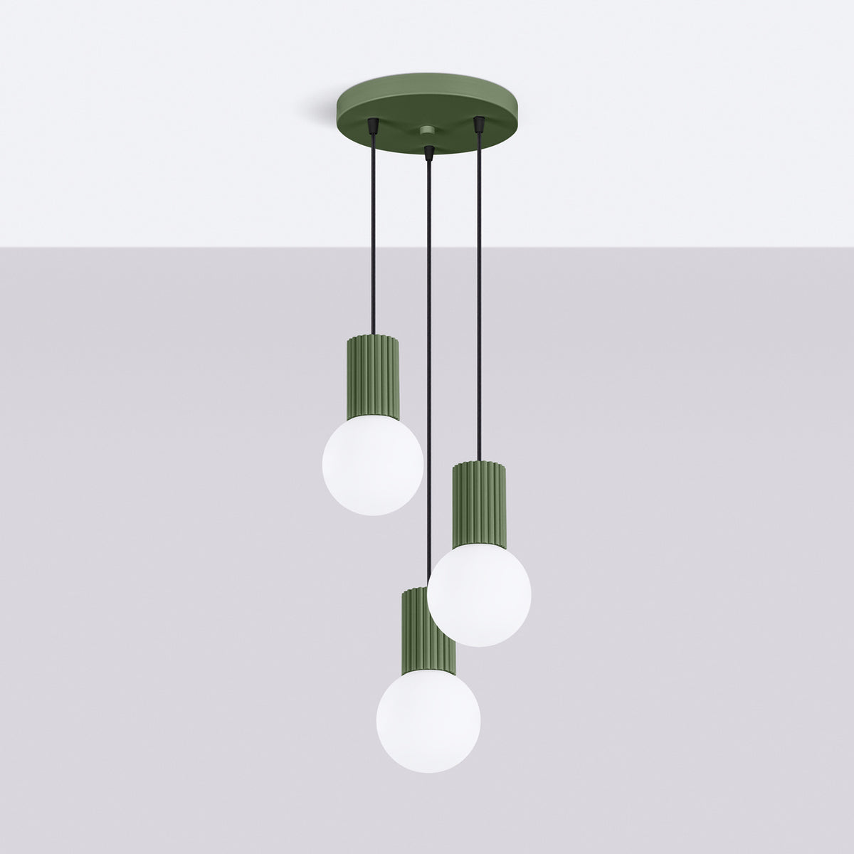 Vue en situation d'une suspension verte allumée, éclairant un mur beige et un plafond blanc.