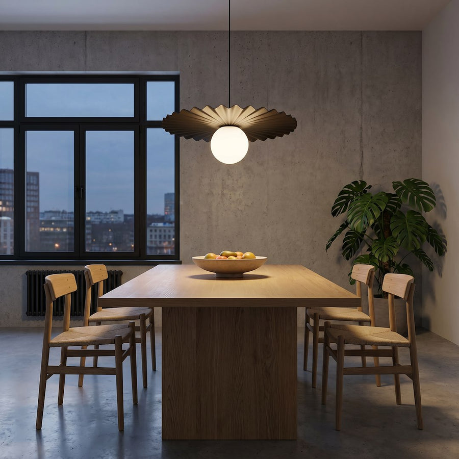 Scène de nuit au-dessus d'une table rectulaire en chêne, luminaire allumé