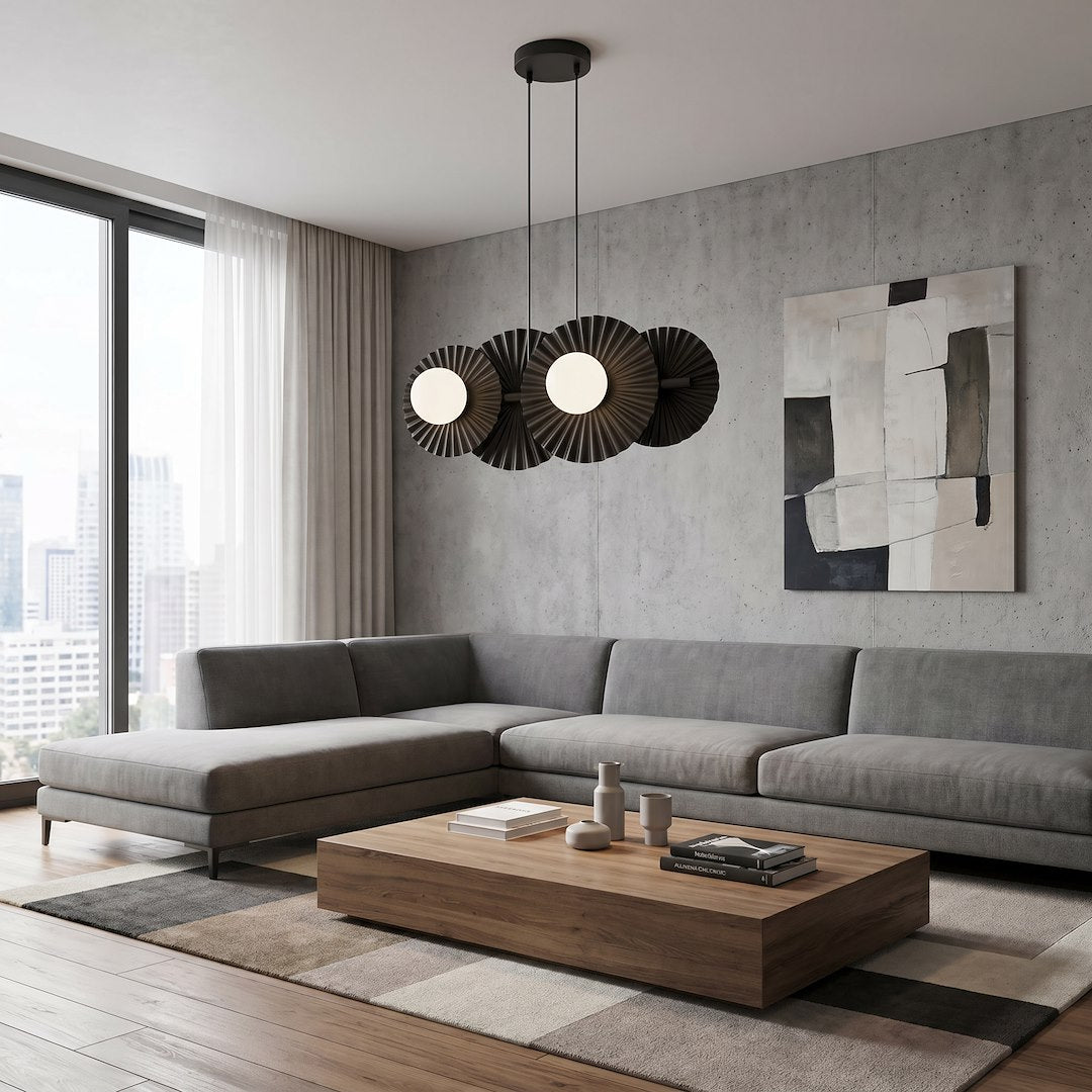Mise en ambiance dans un salon gris, suspension au-dessus d'un canapé d'angle.