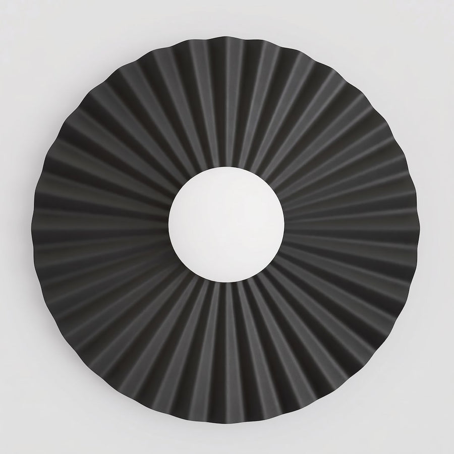 Vue de face d'une applique murale noire plissée avec diffuseur central en verre blanc.