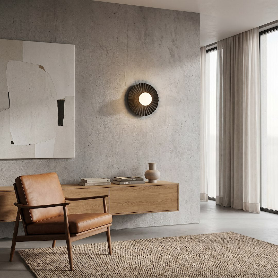 Mise en ambiance dans un salon béton avec fauteuil en cuir marron