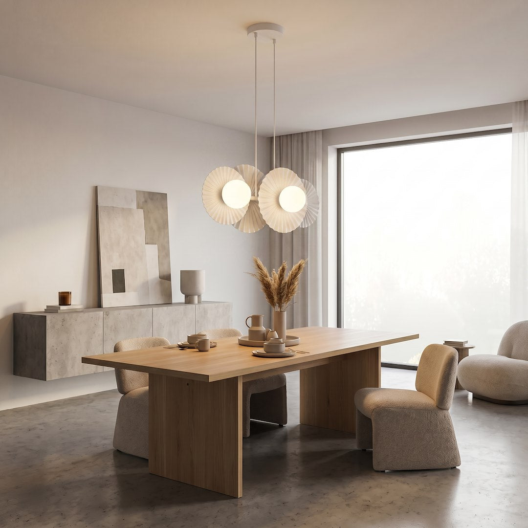 Vue en situation au-dessus d'une table à manger en bois, intérieur clair et lumineux.
