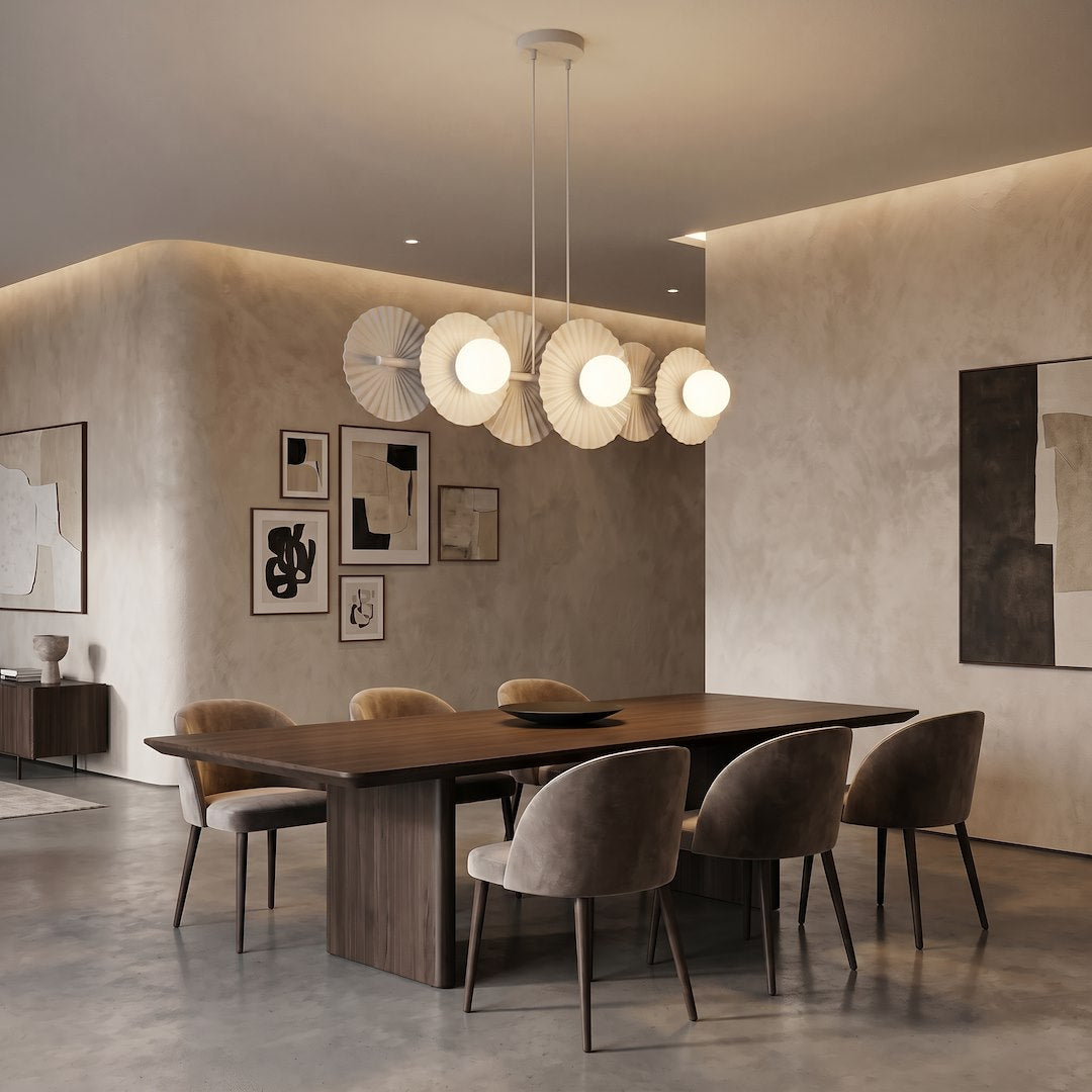 Ambiance chaleureuse sur table en bois foncé, chaises velours et murs beiges texturés