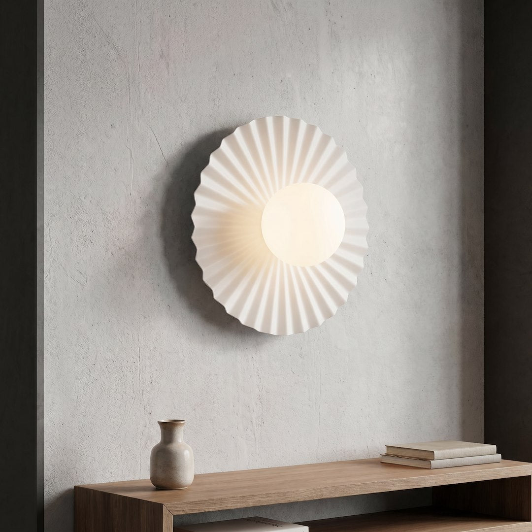 Mise en ambiance de l'applique blanche sur un mur béton avec vase