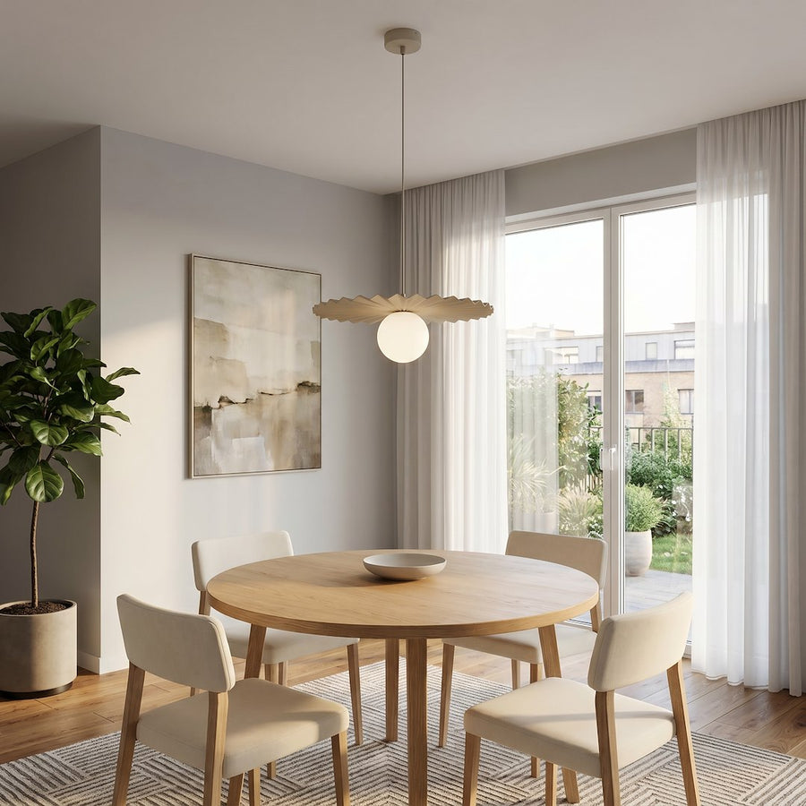 Suspension installée au-dessus d'une table ronde dans une salle à manger lumineuse