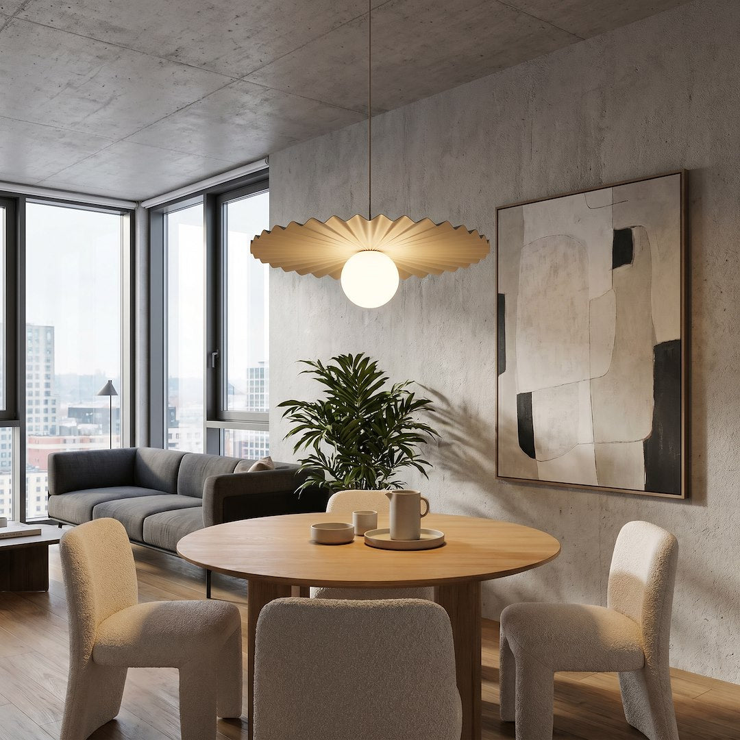 Ambiance béton brut avec luminaire allumé au-dessus d'une table ronde en bois