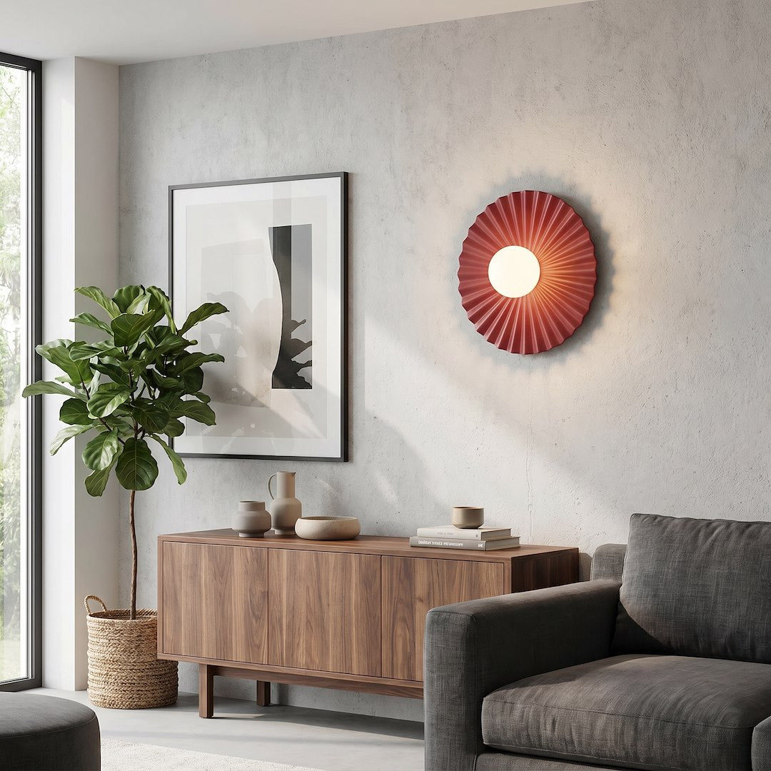 Scène de vie avec buffet en bois, plante verte et applique allumée